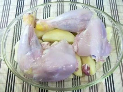 Курячі стегна в духовці - з картоплею і часником (часником) Курячі стегна в духовці - з картоплею і часником