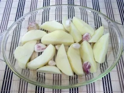 Курячі стегна в духовці - з картоплею і часником (часником) Курячі стегна в духовці - з картоплею і часником
