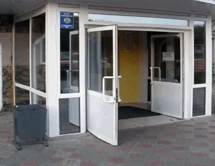 Маятникові двері скляні, дерев'яні, міжкімнатні та алюмінієві (дерев'яні) Маятникові двері скляні, дерев'яні, міжкімнатні та алюмінієві