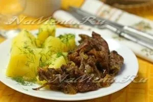 М'ясо смажене з цибулею на сковороді