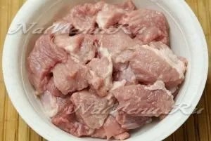 М'ясо смажене з цибулею на сковороді