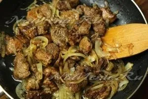 М'ясо смажене з цибулею на сковороді