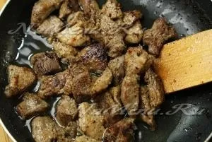 М'ясо смажене з цибулею на сковороді