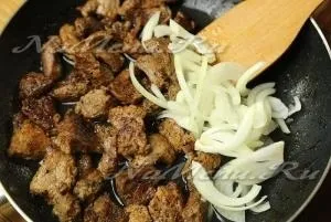 М'ясо смажене з цибулею на сковороді