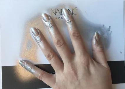 Нафарбувати нігті без істерик спрей-лак від nails inc (Nails Алекси Чанг) Нафарбувати нігті без істерик спрей-лак від nails inc
