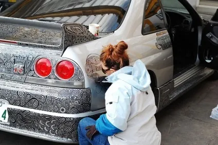 Незвичайний тюнінг дружина приголомшливо розмалювала автомобіль чоловіка (чоловіка) Незвичайний тюнінг дружина приголомшливо розмалювала автомобіль чоловіка