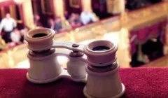 Про що або про кого пліткують бабусі біля під'їзду