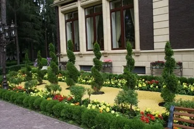 Оформлення квітника перед будинком своїми руками - фото добірка (перед) Оформлення квітника перед будинком своїми руками - фото добірка