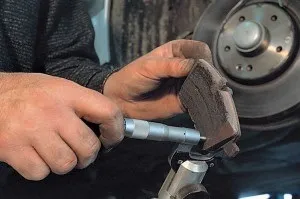 Визначаємо знос гальмівних колодок самостійно