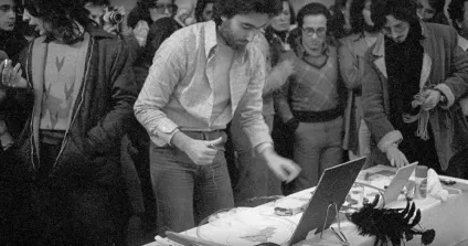 Вона завмерла на 6 годин, щоб дозволити людям робити з нею все, що вони хочуть (що вони хочуть) Вона завмерла на 6 годин, щоб дозволити людям робити з нею все, що вони хочуть