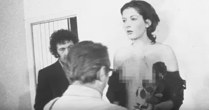 Вона завмерла на 6 годин, щоб дозволити людям робити з нею все, що вони хочуть (щоб дозволити людям робити з нею все) Вона завмерла на 6 годин, щоб дозволити людям робити з нею все, що вони хочуть