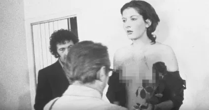 Вона завмерла на шість годин, щоб дозволити робити з нею людям все, що вони хочуть (робити) Вона завмерла на шість годин, щоб дозволити робити з нею людям все, що вони хочуть
