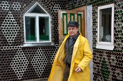 Оригінальні будинку зі скляних пляшок (всіма відтінками зеленого) Оригінальні будинку зі скляних пляшок