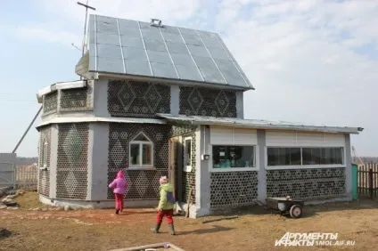 Оригінальні будинку зі скляних пляшок (скляних) Оригінальні будинку зі скляних пляшок