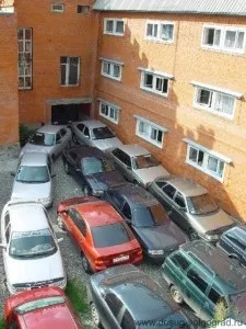 Паркування автомобілів у дворі (автомобілів) Паркування автомобілів у дворі