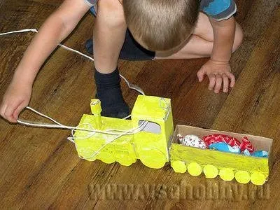 Паровозик з коробок