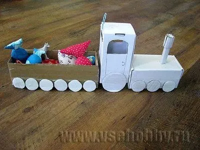 Паровозик з коробок