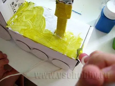 Паровозик з коробок