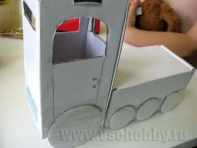 Паровозик з коробок