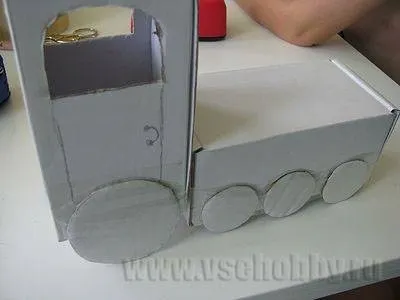 Паровозик з коробок