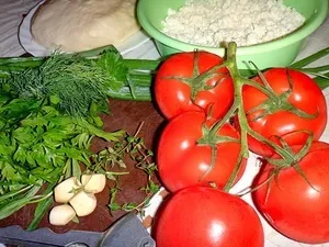 Пиріжки з помідорами, бринзою і зеленню рецепт з фотографіями (помідорами) Пиріжки з помідорами, бринзою і зеленню рецепт з фотографіями