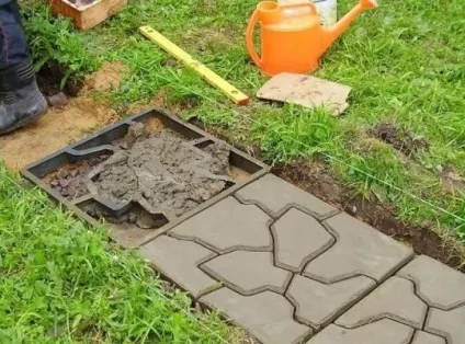 Садова доріжка з підручних матеріалів своїми руками (з підручних) Садова доріжка з підручних матеріалів своїми руками