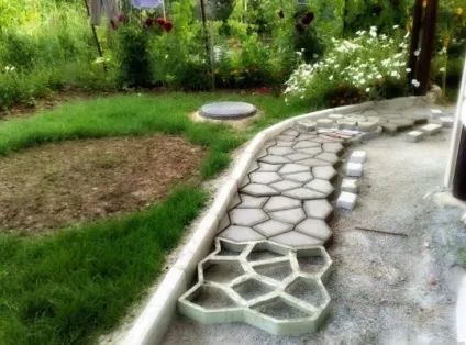 Садова доріжка з підручних матеріалів своїми руками (доріжки з) Садова доріжка з підручних матеріалів своїми руками