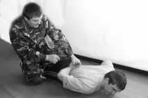 Способи надягання наручників надягання