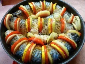Скумбрія запечена в духовці з овочами (скільки часу запікати скумбрію в духовці) Скумбрія запечена в духовці з овочами