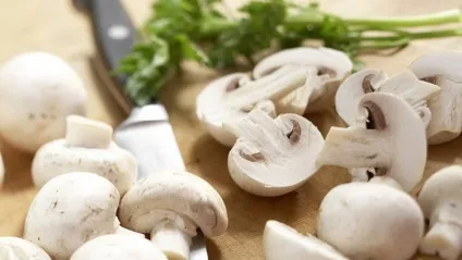 Вершковий суп з куркою і грибами (вершковий) Вершковий суп з куркою і грибами