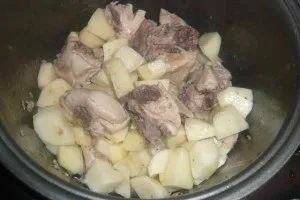 Тушкована курка з овочами в мультиварці 1