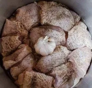 Тушкована курка з овочами в мультиварці 1