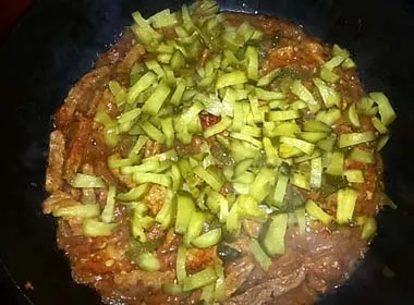Тушкована яловичина з маринованими огірками (тушкована) Тушкована яловичина з маринованими огірками