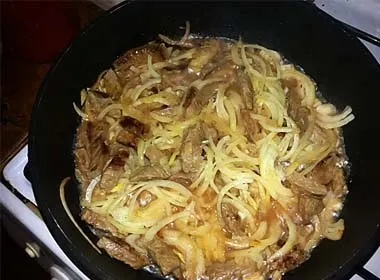 Тушкована яловичина з маринованими огірками (маринованими) Тушкована яловичина з маринованими огірками