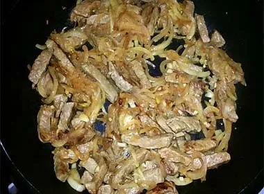 Тушкована яловичина з маринованими огірками (тушкована) Тушкована яловичина з маринованими огірками