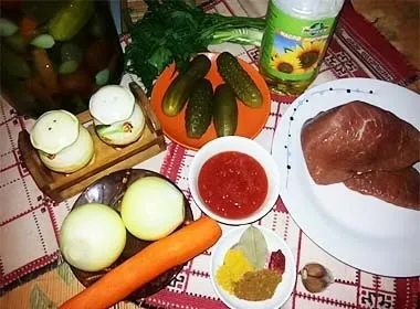 Тушкована яловичина з маринованими огірками (яловичина) Тушкована яловичина з маринованими огірками