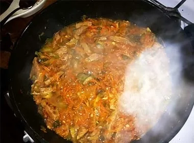 Тушкована яловичина з маринованими огірками (огірками) Тушкована яловичина з маринованими огірками