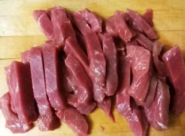 Тушкована яловичина з маринованими огірками (яловичина) Тушкована яловичина з маринованими огірками