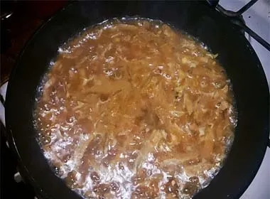 Тушкована яловичина з маринованими огірками (тушкована) Тушкована яловичина з маринованими огірками