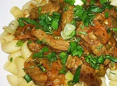 Тушкована яловичина з маринованими огірками (яловичина) Тушкована яловичина з маринованими огірками