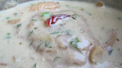 Тушкована курка з вершками (вершками) Тушкована курка з вершками