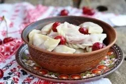 Вареники з замороженої вишнею (вареники) Вареники з замороженої вишнею