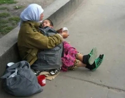 Ви ніколи не замислювалися, чому у жебраків на руках дитина завжди спить (дитина) Ви ніколи не замислювалися, чому у жебраків на руках дитина завжди спить