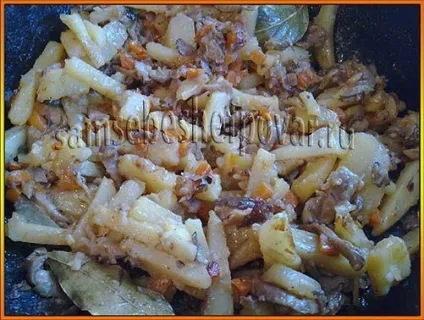 Смачне спекотне з грибами і картоплею (картопля тушкована з грибами) Смачне спекотне з грибами і картоплею
