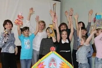 Виховувати - значить прилучати дитини до світу людських цінностей (виховувати) Виховувати - значить прилучати дитини до світу людських цінностей