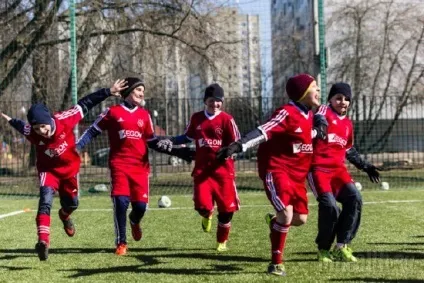 Все на стіл м'ячі куди віддати дитину вчитися футболу (віддати) Все на стіл м'ячі куди віддати дитину вчитися футболу