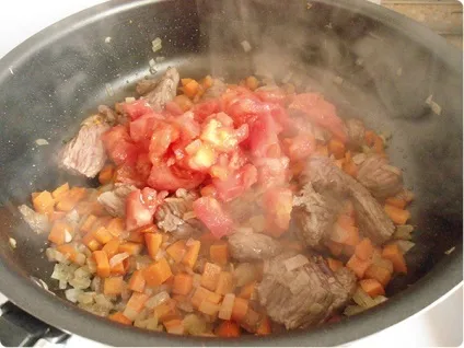 Печеня з сушеними грибами, картоплею і яловичиною (печеня) Печеня з сушеними грибами, картоплею і яловичиною