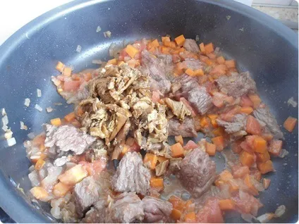 Печеня з сушеними грибами, картоплею і яловичиною (грибами) Печеня з сушеними грибами, картоплею і яловичиною
