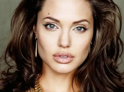 Чим займається Анджеліна Джолі сьогодні, marie claire (Джолі) Чим займається Анджеліна Джолі сьогодні, marie claire