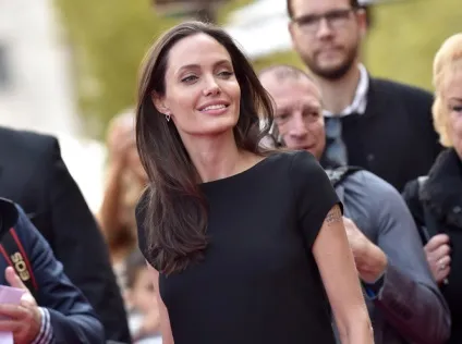 Чим займається Анджеліна Джолі сьогодні, marie claire (анджелина) Чим займається Анджеліна Джолі сьогодні, marie claire